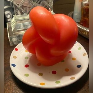 NWOT Coral Decorative Knot Sculpture Candle with heat safe plate- Home Accents